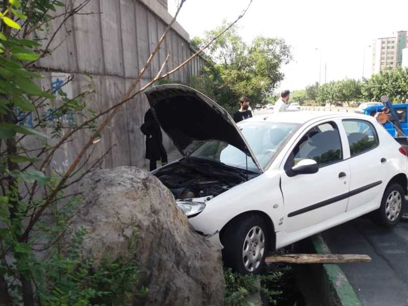 حادثه برای خودروی206 در اتوبان امام علی