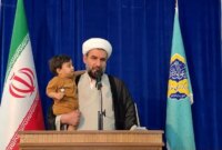 عکس؛ یک امام جمعه با آغوش گرفتن فرزندش سخنرانی کرد