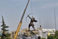 نصب مجسمه 15متری آرش کمانگیر در میدان ونک