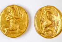 کشف گنج سکههای هخامنشی در زیر حیاط یک خانه/ عکس کشف گنج سکههای هخامنشی در زیر حیاط یک خانه/ عکس