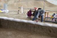 باستانشناس کاوش در تپه نوسنگیای را آغاز کردند که نصف آن در جادهسازی تخریب شده است باستانشناس کاوش در تپه نوسنگیای را آغاز کردند که نصف آن در جادهسازی تخریب شده است