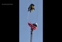 گیر افتادن عجیب یک نوجوان روی جرثقیل معلق