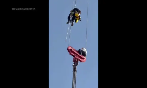 گیر افتادن عجیب یک نوجوان روی جرثقیل معلق