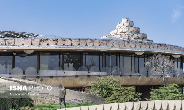 کاخ مروارید مهرشهر با سقف‌های فروریخته رها شده است