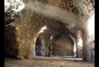 سفری به تاریکی و نور؛ تجربه راهروهای قلعه «هزار در» درهشهر سفری به تاریکی و نور؛ تجربه راهروهای قلعه «هزار در» درهشهر