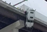 نجات معجزهآسای راننده کامیون آویزان از پل نجات معجزهآسای راننده کامیون آویزان از پل