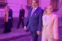 قدم زدن نیکلاس مادورو با همسرش در خیابان قدم زدن نیکلاس مادورو با همسرش در خیابان
