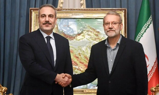 دیدار وزیر خارجه ترکیه با علی لاریجانی