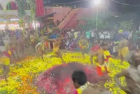 راه رفتن هندوها روی کوهی از زغال گداخته