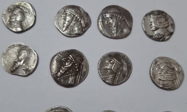 کشف ۱۵ سکه نقره اشکانی در دره‌شهر