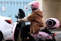 حمله روزنامه شهرداری تهران به صدور گواهینامه موتورسیکت زنان/ این کار دولت، انحراف افکار عمومی است