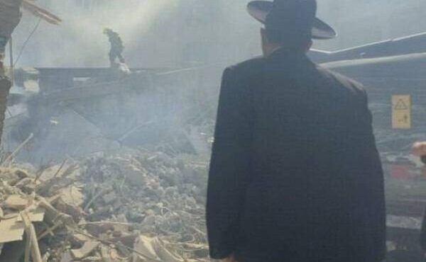 طومارهای تاریخی تورات از زیر آوار کنیسای رفیع‌نیا خارج شد/ عکس