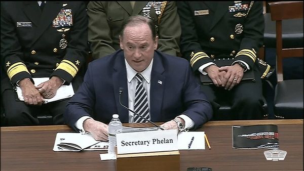 وزیر نیروی دریایی آمریکا استعفا داد