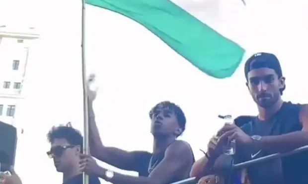لامین یامال با پرچم فلسطین در جشن قهرمانی بارسلونا