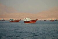 ملوانان در تنگه هرمز گرفتارند ملوانان در تنگه هرمز گرفتارند