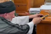 مراسم شکستن مُهر آیت الله فیاض مراسم شکستن مُهر آیت الله فیاض